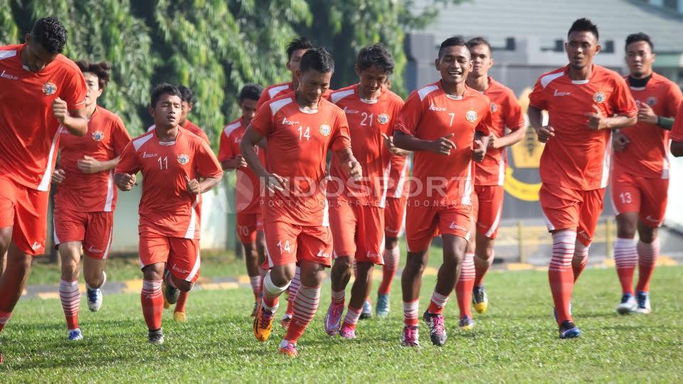 Para pemain Persija Jakarta melakukan jogging sebelum melakukan latihan.
